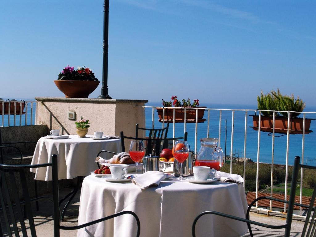 Hotel Ristorante Le Clarisse Amantea Bagian luar foto